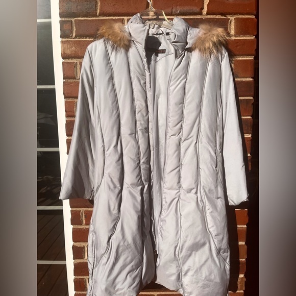 Via Spiga down with fur hood jacket. Price is firm. Excellent quality - Picture 1 of 16